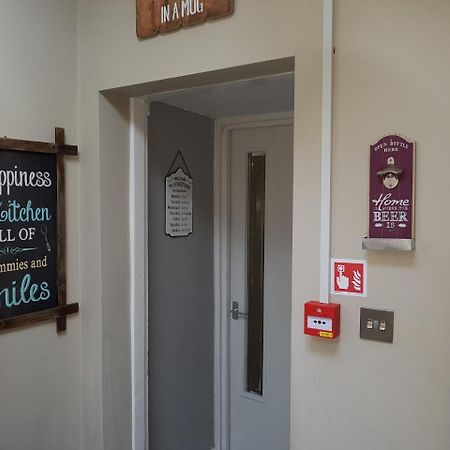 Slough Centre Townhouse With Driveway Parking For Up To Two Cars 아파트 외부 사진