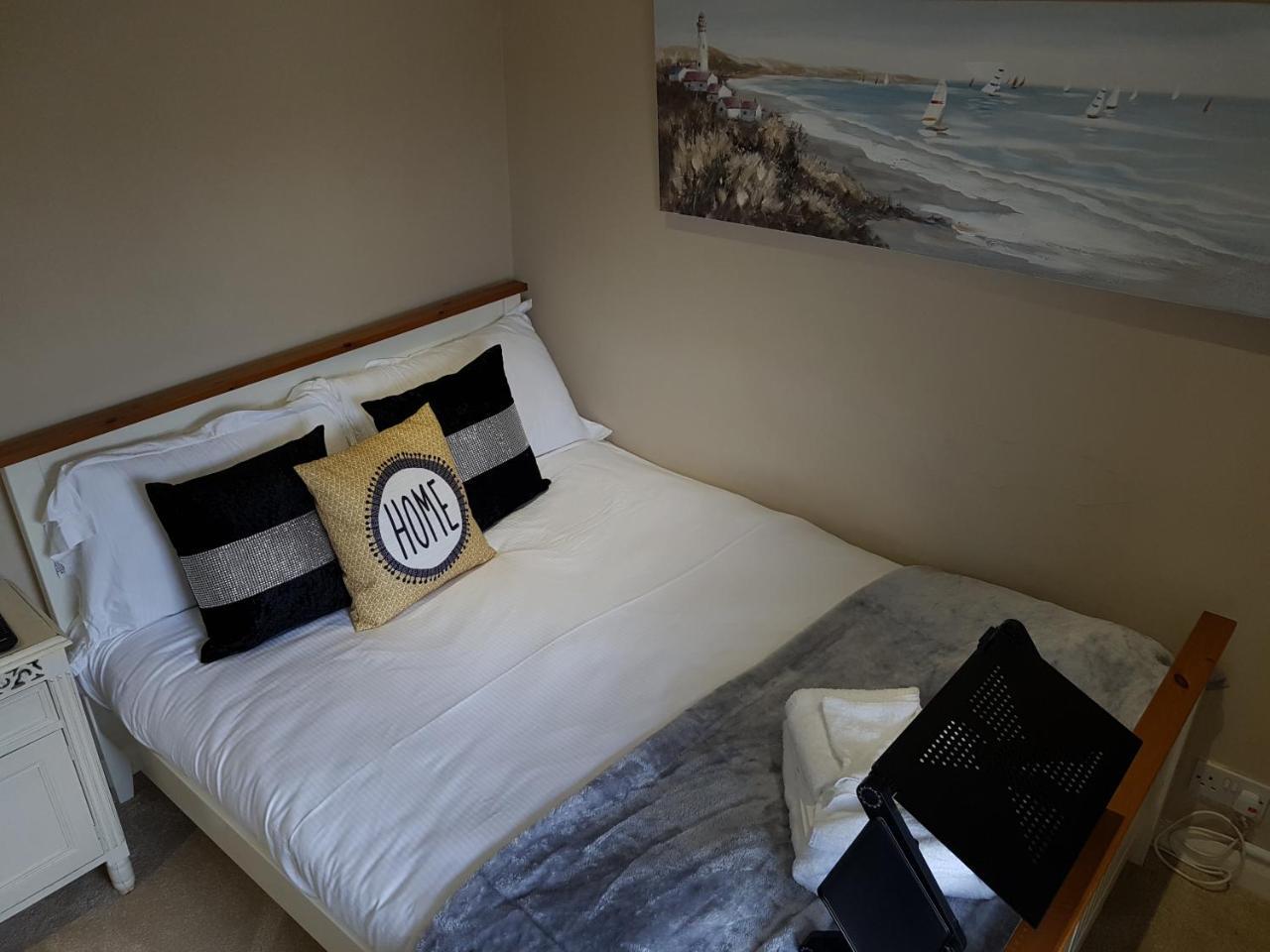 Slough Centre Townhouse With Driveway Parking For Up To Two Cars 아파트 외부 사진