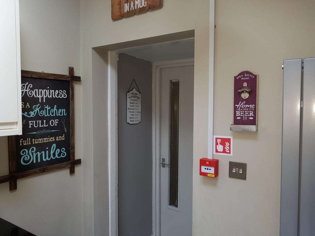 Slough Centre Townhouse With Driveway Parking For Up To Two Cars 아파트 외부 사진
