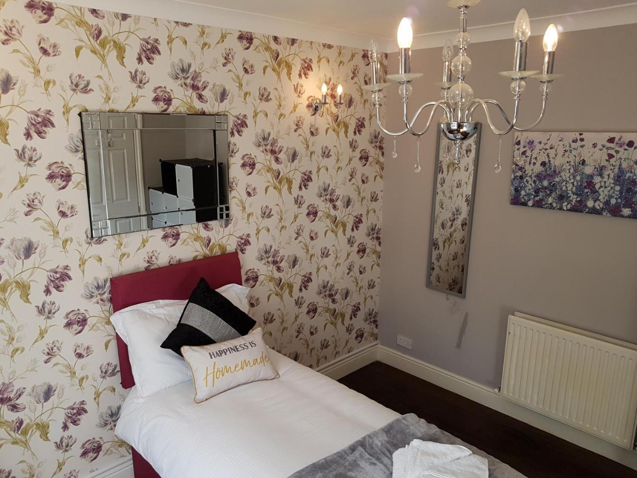Slough Centre Townhouse With Driveway Parking For Up To Two Cars 아파트 외부 사진