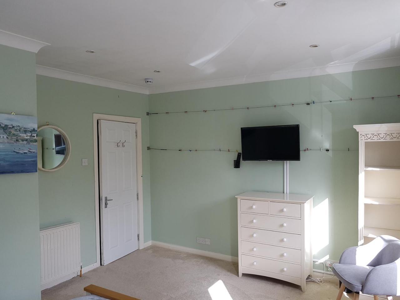 Slough Centre Townhouse With Driveway Parking For Up To Two Cars 아파트 외부 사진