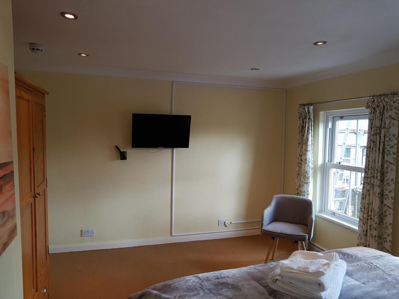 Slough Centre Townhouse With Driveway Parking For Up To Two Cars 아파트 외부 사진