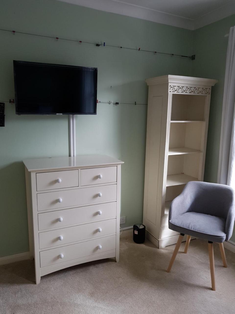 Slough Centre Townhouse With Driveway Parking For Up To Two Cars 아파트 외부 사진